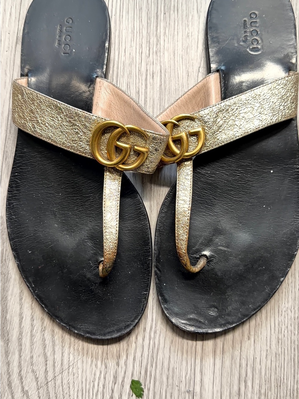 Gucci Metallic Gold Leather Thong Sandals with Double-G Hardware - Picture 3 of 3
